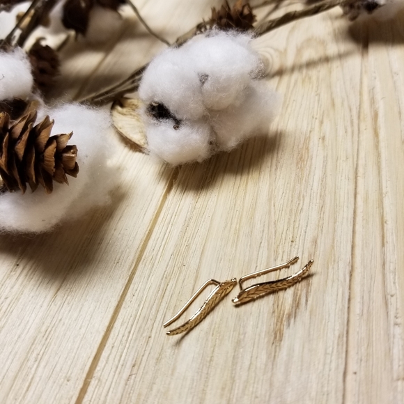 So cute GOLD leaf ear climber earrings - Picture 4 of 6